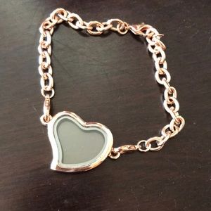 Beautiful bracelet w/heart shaped center. Can open heart also